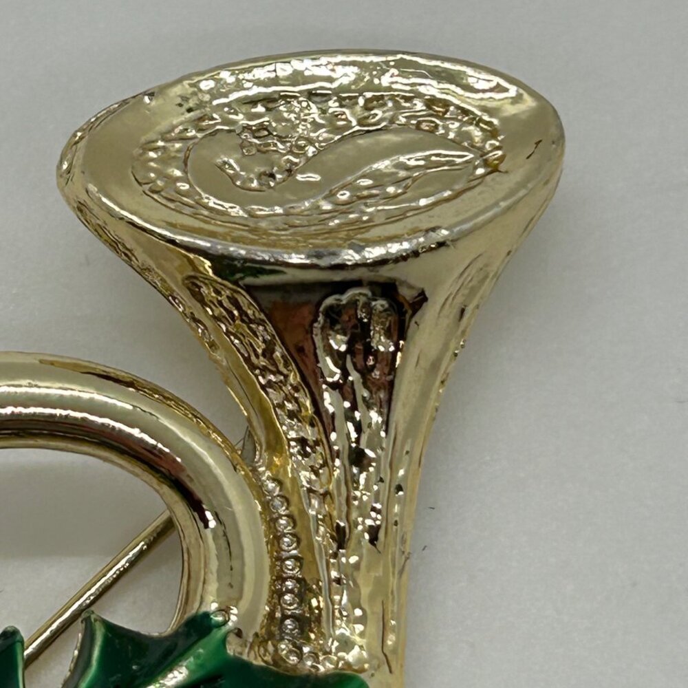 Vintage Gerry's Christmas Brooch Gold-Tone French Horn Pin Enamel Holly Berries - Picture 4 of 15